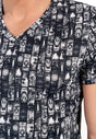 Close-up view of a men model wearing HO dark grey print  Tee-Shirt V Neck