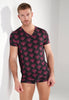 Front view of a men model wearing HO bordeaux print  Tee-Shirt V Neck